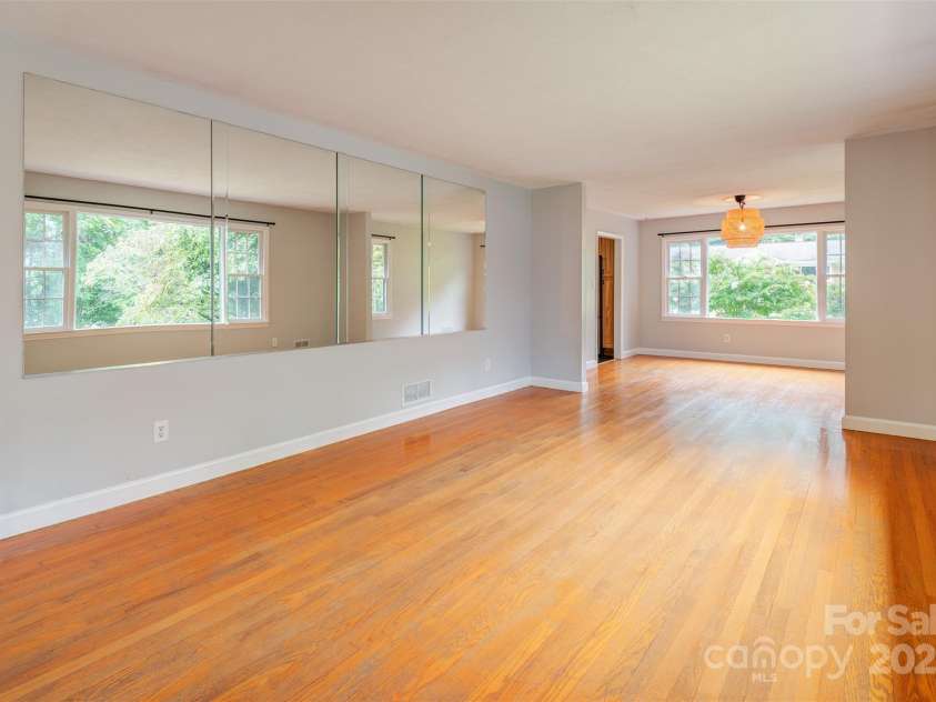 16 Beechwood Road, Asheville, NC 28805.  MLS# CAR4294590, YatesRealty ID 34030. Living Room