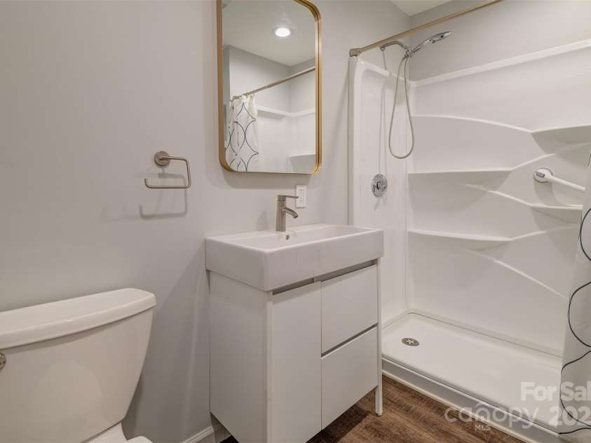 16 Beechwood Road, Asheville, NC 28805.  MLS# CAR4294590, YatesRealty ID 34030. Lower Level Full Bath