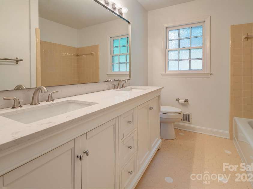 16 Beechwood Road, Asheville, NC 28805.  MLS# CAR4294590, YatesRealty ID 34030. Main Floor Hall Bathroom