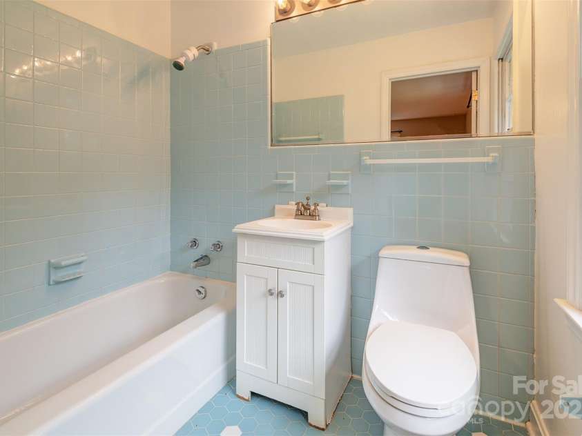 16 Beechwood Road, Asheville, NC 28805.  MLS# CAR4294590, YatesRealty ID 34030. Primary Bathroom