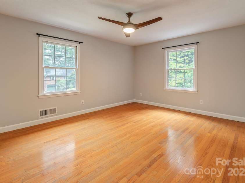 16 Beechwood Road, Asheville, NC 28805.  MLS# CAR4294590, YatesRealty ID 34030. Primary Bedroom