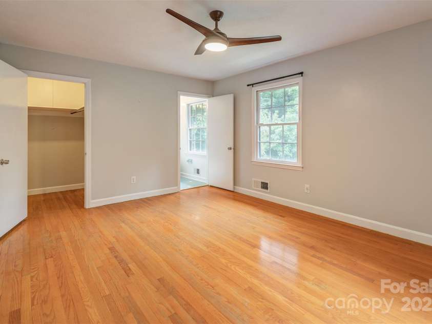 16 Beechwood Road, Asheville, NC 28805.  MLS# CAR4294590, YatesRealty ID 34030. Primary Bedroom