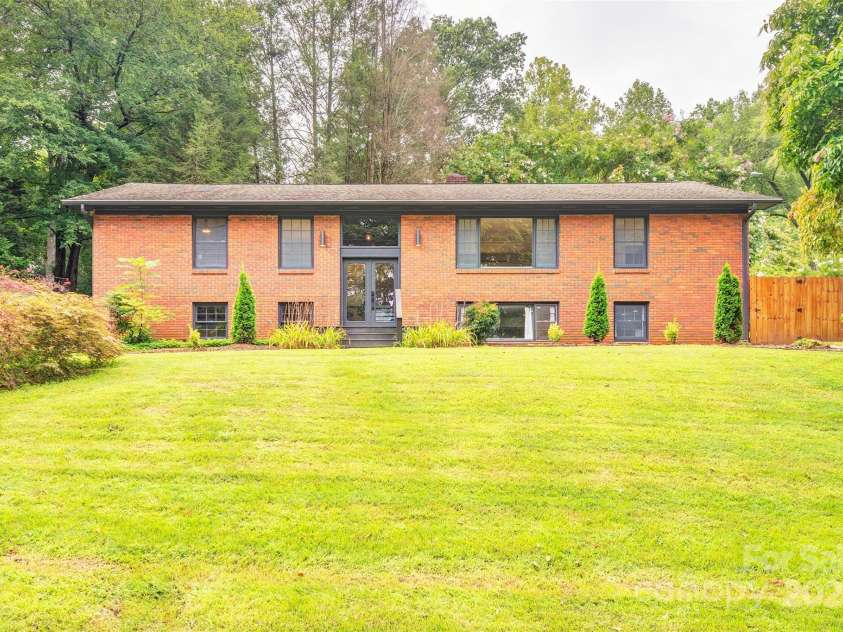 16 Beechwood Road, Asheville, NC 28805.  MLS# CAR4294590, YatesRealty ID 34030. Sixteen Beechwood