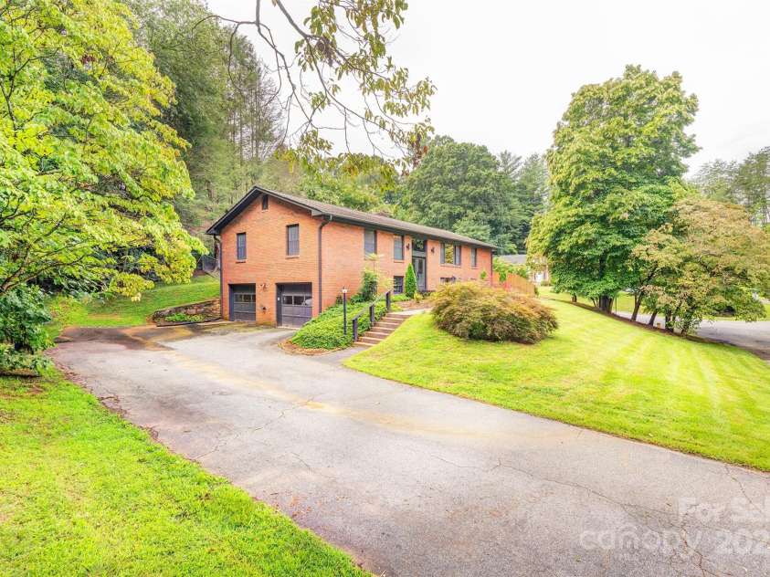 16 Beechwood Road, Asheville, NC 28805.  MLS# CAR4294590, YatesRealty ID 34030. Sixteen Beechwood