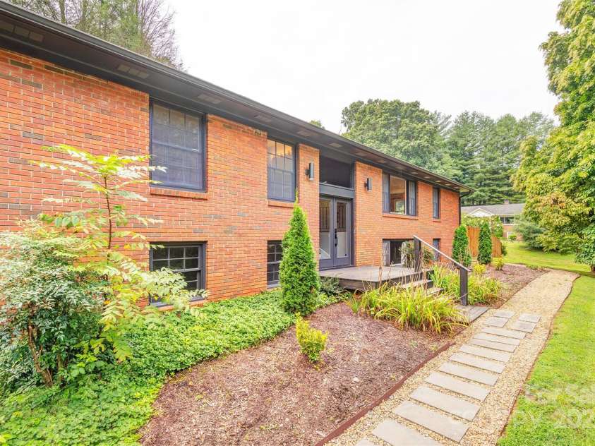 16 Beechwood Road, Asheville, NC 28805.  MLS# CAR4294590, YatesRealty ID 34030. Sixteen Beechwood