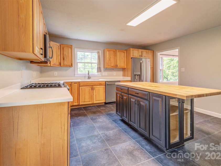 16 Beechwood Road, Asheville, NC 28805.  MLS# CAR4294590, YatesRealty ID 34030. Solid Surface Countertop