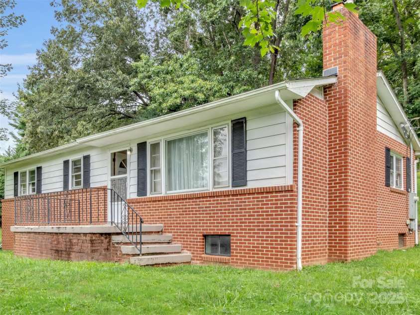 35 Bramlett Drive, Waynesville, NC 28785.  MLS# CAR4292963, YatesRealty ID 34031. 
