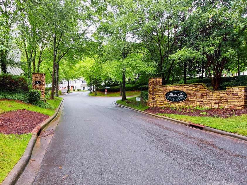 2184 Winthrop Chase Drive, Charlotte, NC 28212.  MLS# CAR4292374, YatesRealty ID 34032. Abbotts Glen Entry