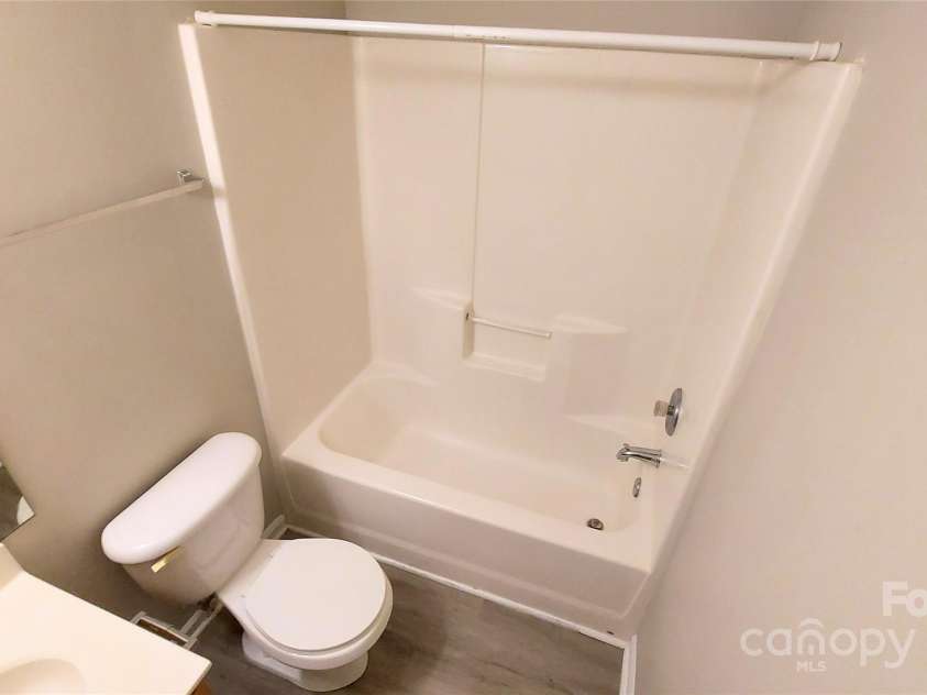 2184 Winthrop Chase Drive, Charlotte, NC 28212.  MLS# CAR4292374, YatesRealty ID 34032. Full Bath