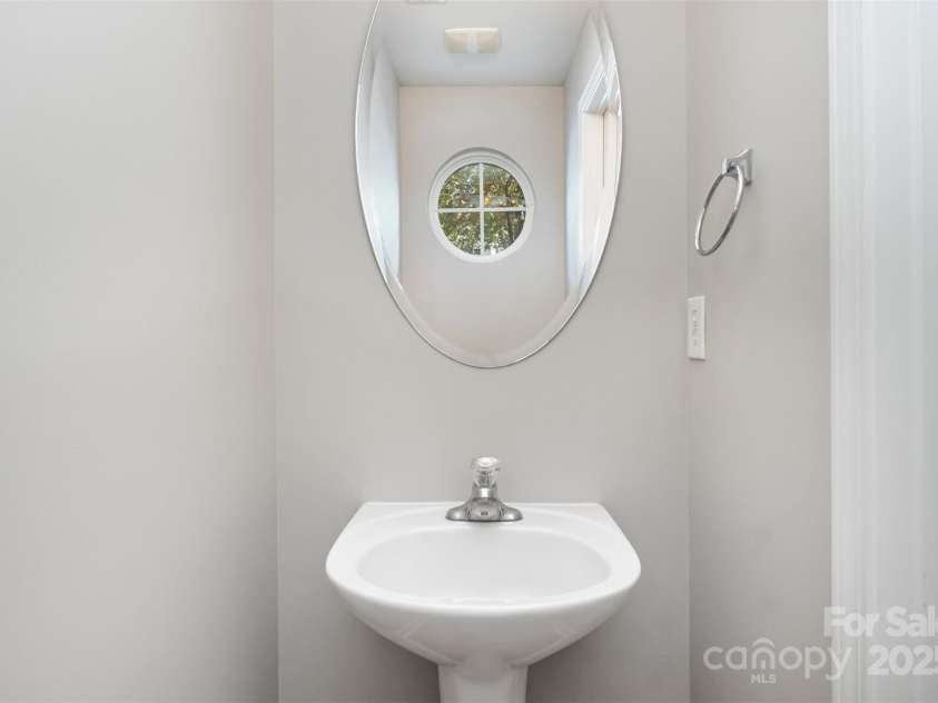 2184 Winthrop Chase Drive, Charlotte, NC 28212.  MLS# CAR4292374, YatesRealty ID 34032. Half bath