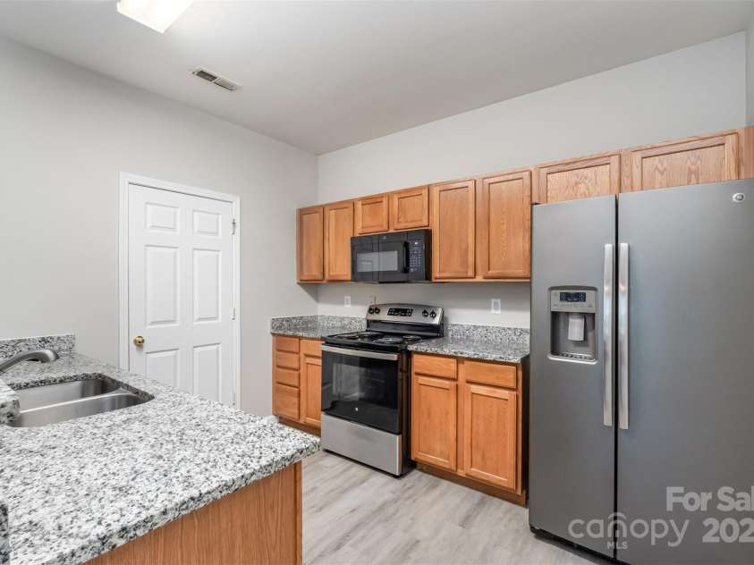 2184 Winthrop Chase Drive, Charlotte, NC 28212.  MLS# CAR4292374, YatesRealty ID 34032. Kitchen