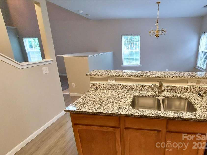 2184 Winthrop Chase Drive, Charlotte, NC 28212.  MLS# CAR4292374, YatesRealty ID 34032. Kitchen/Bar
