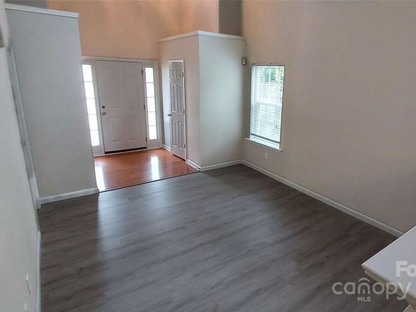 2184 Winthrop Chase Drive, Charlotte, NC 28212.  MLS# CAR4292374, YatesRealty ID 34032. Living Room