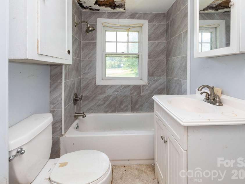 4085 Jacks Creek Road, Burnsville, NC 28714.  MLS# CAR4396004, YatesRealty ID 34034. 