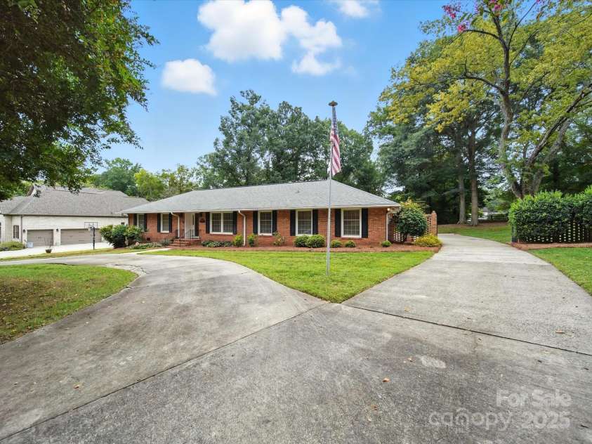 4600 Carmel Vista Lane, Charlotte, NC 28226.  MLS# CAR4293155, YatesRealty ID 34036. 