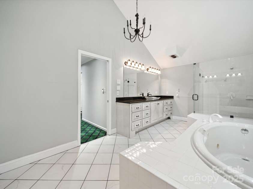 4600 Carmel Vista Lane, Charlotte, NC 28226.  MLS# CAR4293155, YatesRealty ID 34036. 
