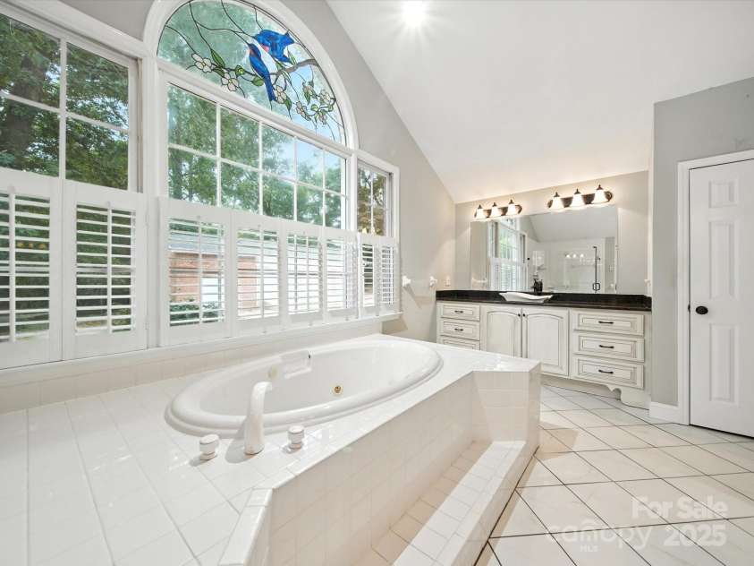 4600 Carmel Vista Lane, Charlotte, NC 28226.  MLS# CAR4293155, YatesRealty ID 34036. 
