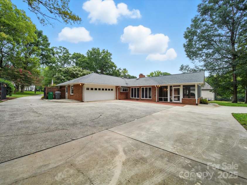 4600 Carmel Vista Lane, Charlotte, NC 28226.  MLS# CAR4293155, YatesRealty ID 34036. 