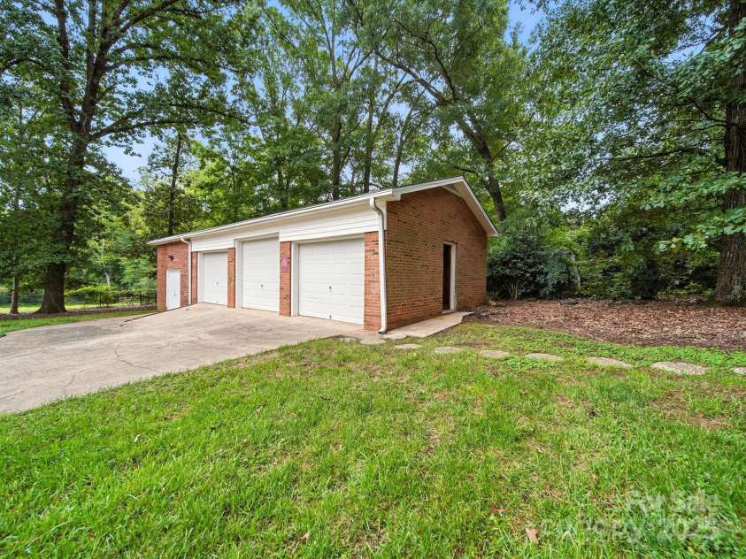 4600 Carmel Vista Lane, Charlotte, NC 28226.  MLS# CAR4293155, YatesRealty ID 34036. 
