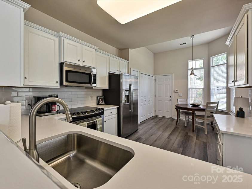 20037 Dovekie Lane, Fort Mill, SC 29707.  MLS# CAR4294257, YatesRealty ID 34039. Kitchen