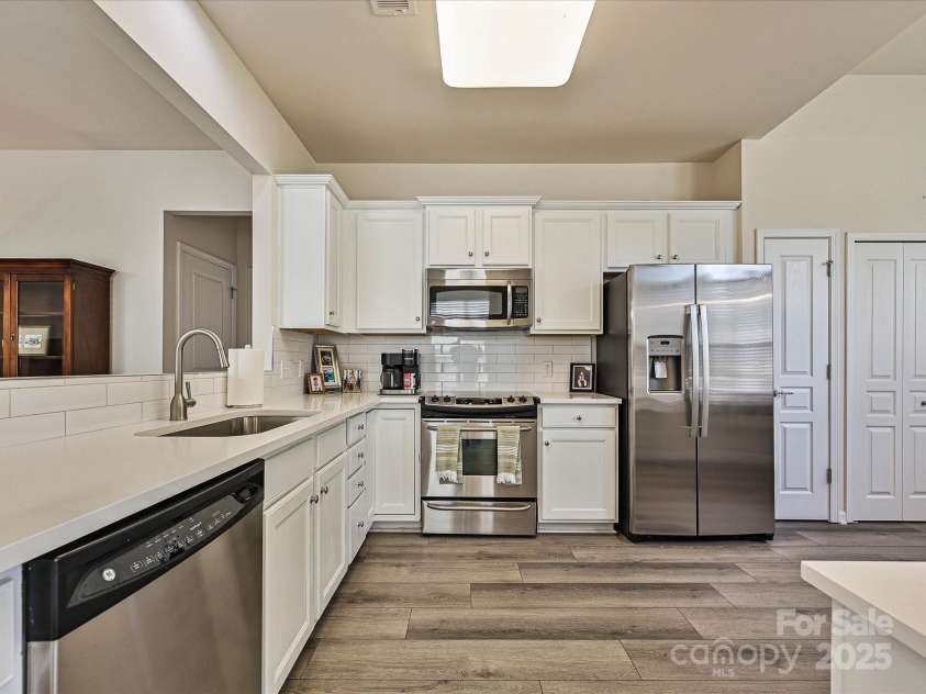 20037 Dovekie Lane, Fort Mill, SC 29707.  MLS# CAR4294257, YatesRealty ID 34039. Kitchen