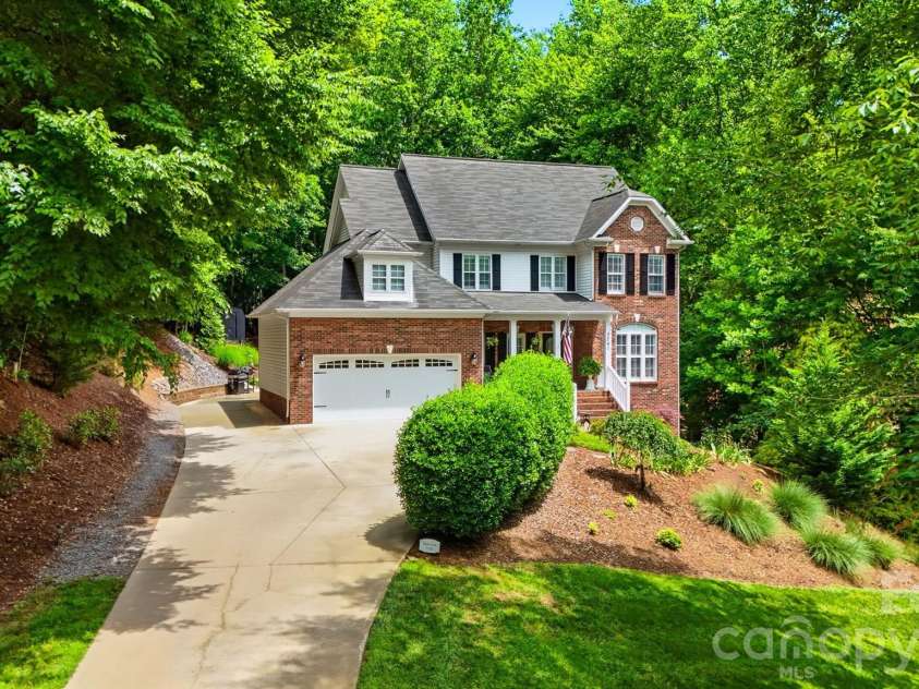 5780 Crown Terrace, Hickory, NC 28601.  MLS# CAR4389606, YatesRealty ID 34040. 