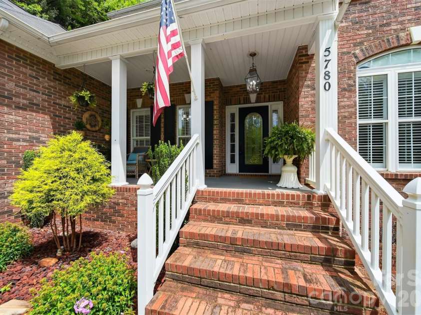 5780 Crown Terrace, Hickory, NC 28601.  MLS# CAR4389606, YatesRealty ID 34040. 