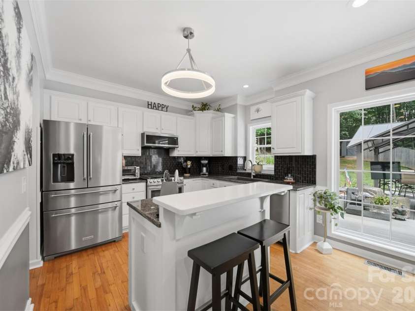 5780 Crown Terrace, Hickory, NC 28601.  MLS# CAR4389606, YatesRealty ID 34040. 