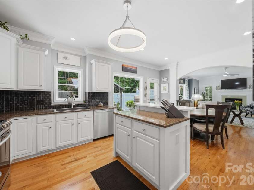 5780 Crown Terrace, Hickory, NC 28601.  MLS# CAR4389606, YatesRealty ID 34040. 