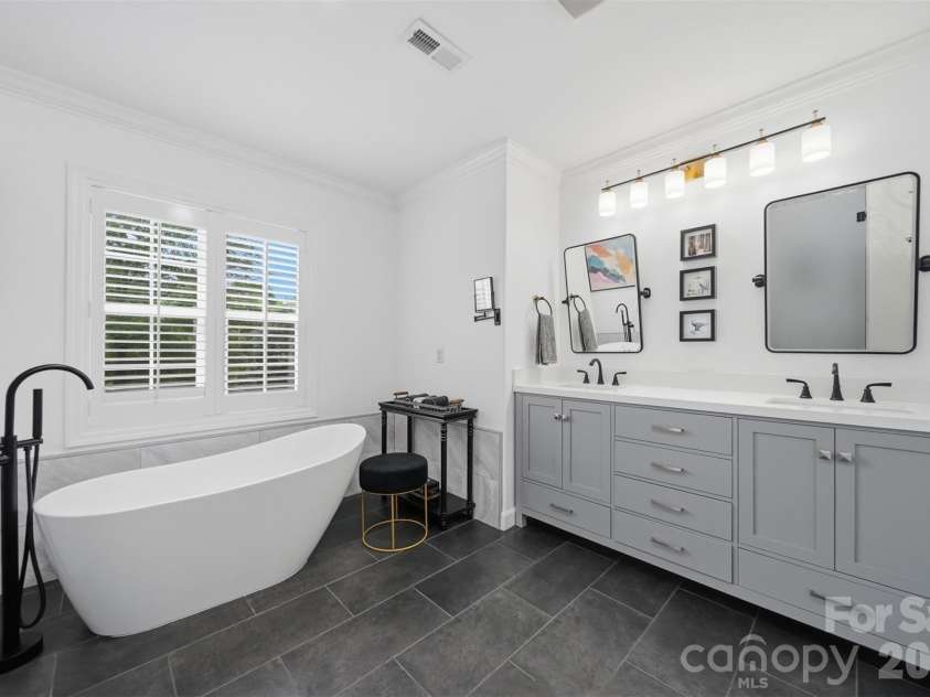 5780 Crown Terrace, Hickory, NC 28601.  MLS# CAR4389606, YatesRealty ID 34040. 