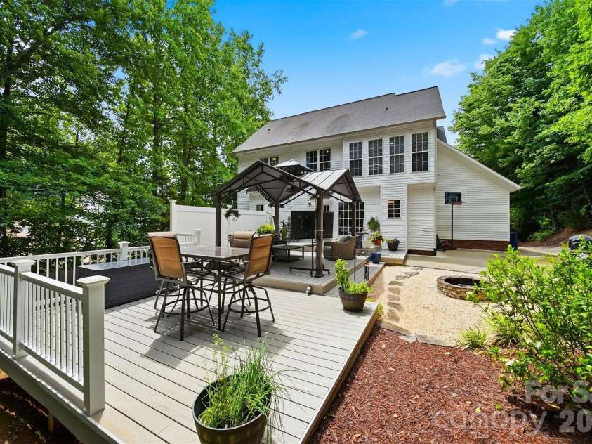 5780 Crown Terrace, Hickory, NC 28601.  MLS# CAR4389606, YatesRealty ID 34040. 
