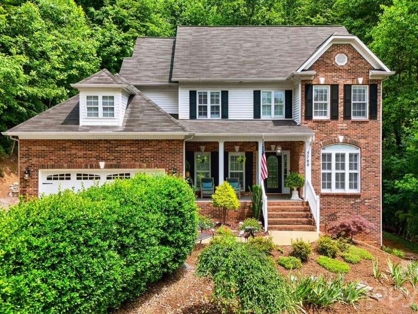 5780 Crown Terrace, Hickory, NC 28601.  MLS# CAR4389606, YatesRealty ID 34040. 