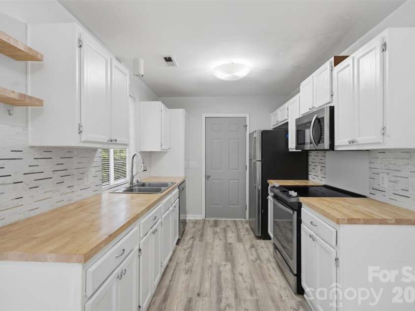 8345 Houndstooth Drive, Charlotte, NC 28227.  MLS# CAR4396251, YatesRealty ID 34042. 