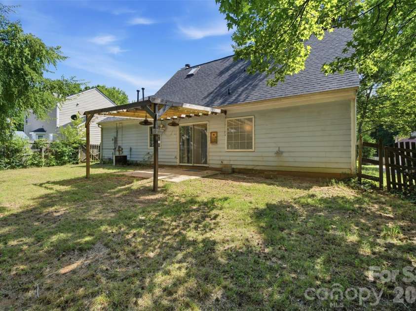 8345 Houndstooth Drive, Charlotte, NC 28227.  MLS# CAR4396251, YatesRealty ID 34042. 