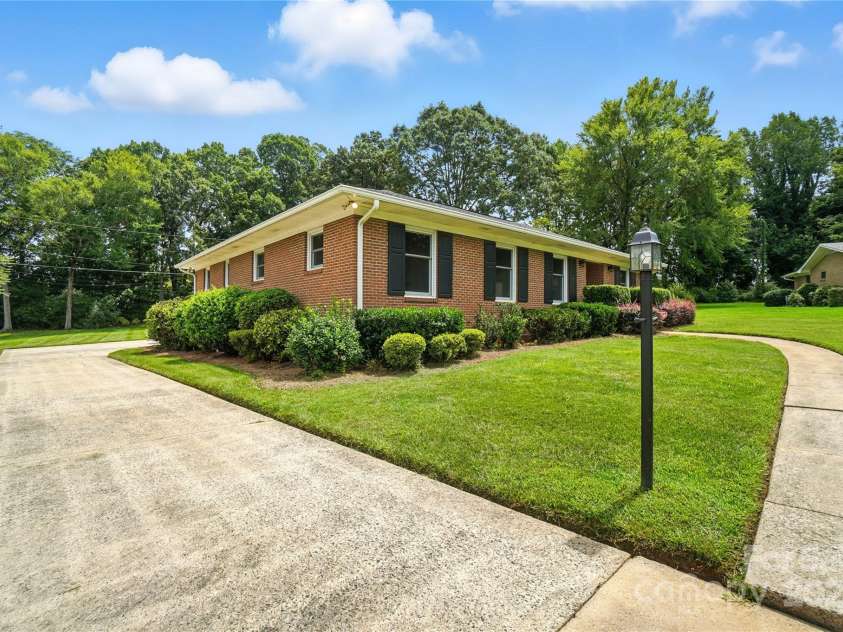 2111 Linalda Court, Charlotte, NC 28214.  MLS# CAR4289878, YatesRealty ID 34046. 