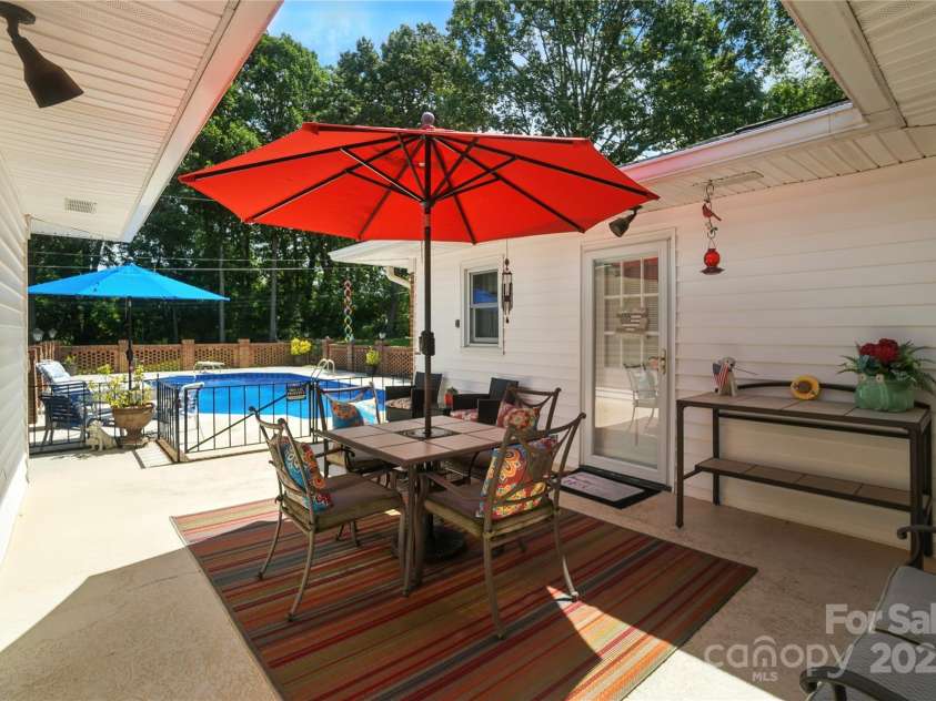 2111 Linalda Court, Charlotte, NC 28214.  MLS# CAR4289878, YatesRealty ID 34046. 