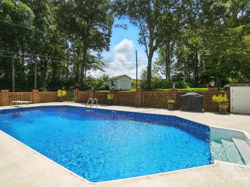 2111 Linalda Court, Charlotte, NC 28214.  MLS# CAR4289878, YatesRealty ID 34046. 