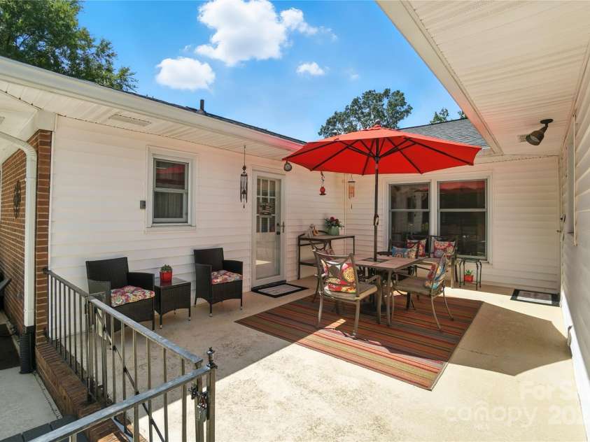 2111 Linalda Court, Charlotte, NC 28214.  MLS# CAR4289878, YatesRealty ID 34046. 