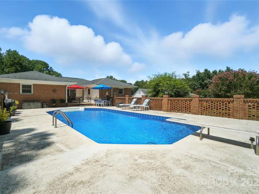 2111 Linalda Court, Charlotte, NC 28214.  MLS# CAR4289878, YatesRealty ID 34046. 