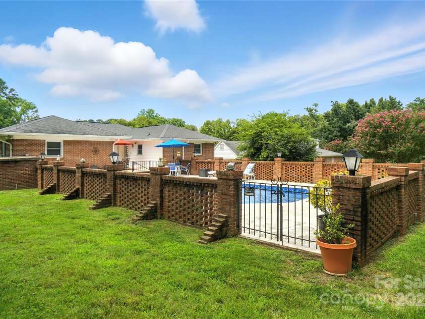 2111 Linalda Court, Charlotte, NC 28214.  MLS# CAR4289878, YatesRealty ID 34046. 