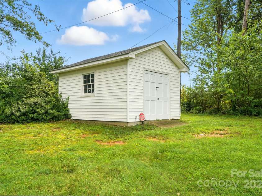 2111 Linalda Court, Charlotte, NC 28214.  MLS# CAR4289878, YatesRealty ID 34046. 