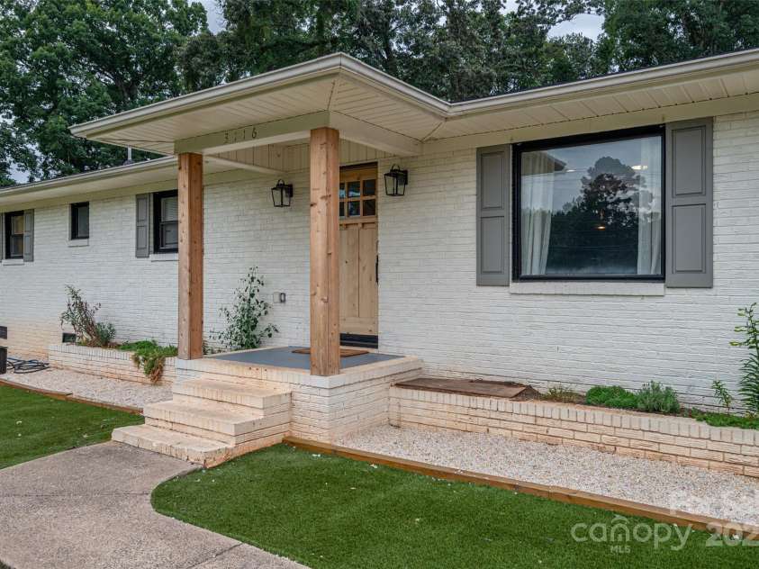 3116 Sunset Road, Charlotte, NC 28216.  MLS# CAR4287653, YatesRealty ID 34047. 