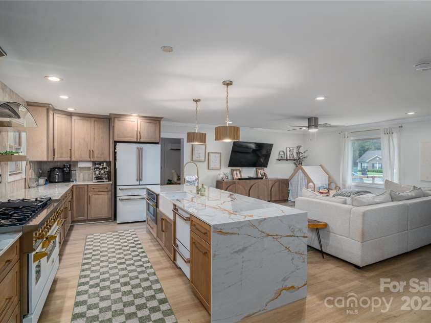 3116 Sunset Road, Charlotte, NC 28216.  MLS# CAR4287653, YatesRealty ID 34047. 