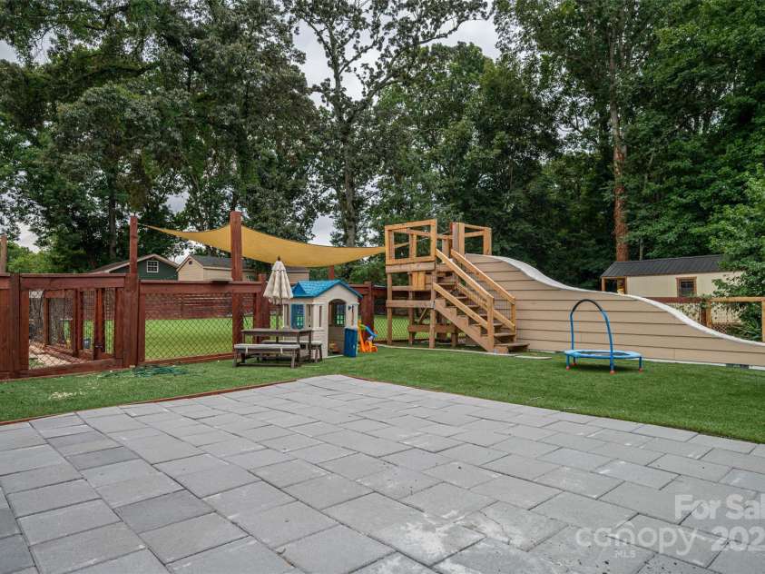 3116 Sunset Road, Charlotte, NC 28216.  MLS# CAR4287653, YatesRealty ID 34047. 