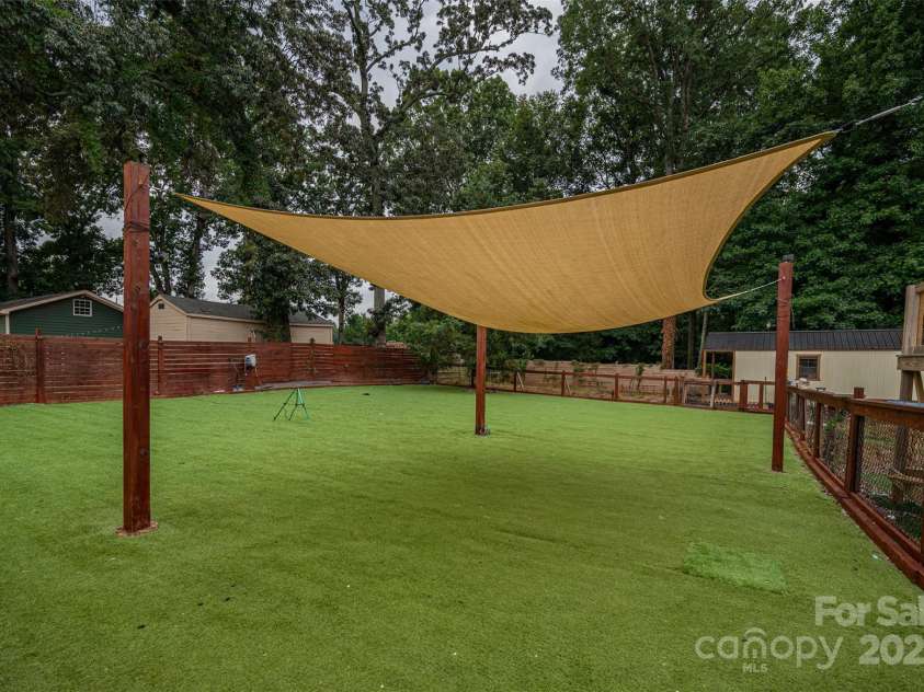 3116 Sunset Road, Charlotte, NC 28216.  MLS# CAR4287653, YatesRealty ID 34047. 