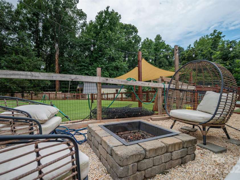 3116 Sunset Road, Charlotte, NC 28216.  MLS# CAR4287653, YatesRealty ID 34047. 