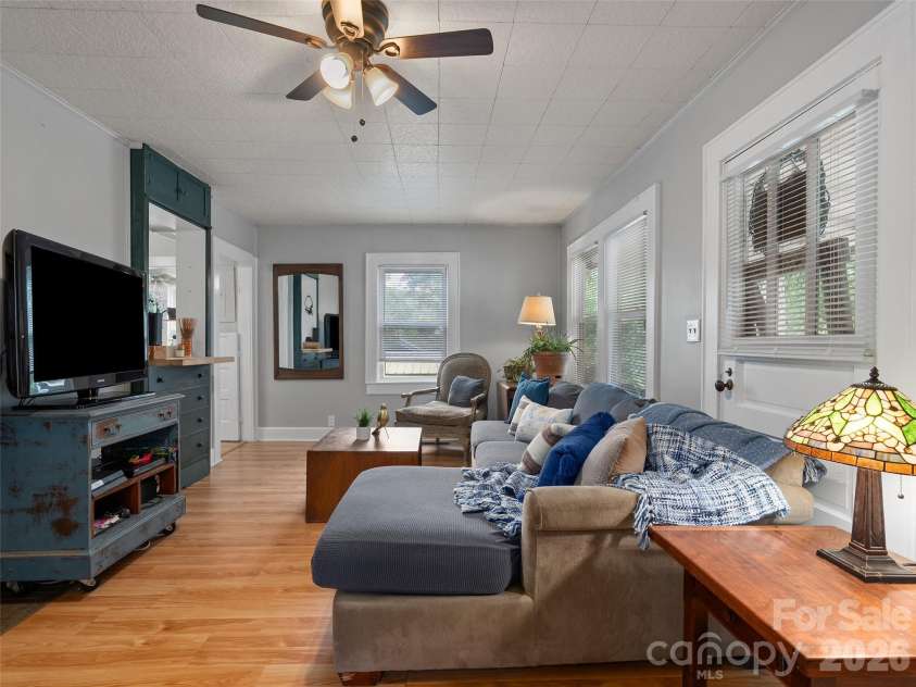 15 Craig Circle, Asheville, NC 28805.  MLS# CAR4395513, YatesRealty ID 34050. 