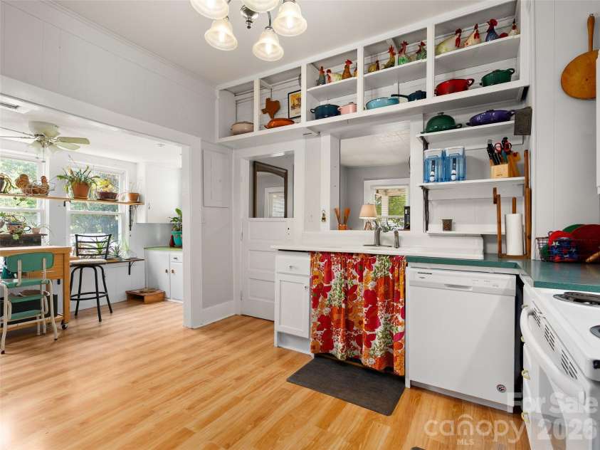 15 Craig Circle, Asheville, NC 28805.  MLS# CAR4395513, YatesRealty ID 34050. 