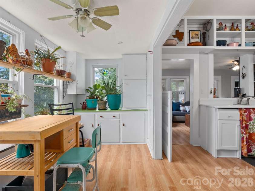 15 Craig Circle, Asheville, NC 28805.  MLS# CAR4395513, YatesRealty ID 34050. 