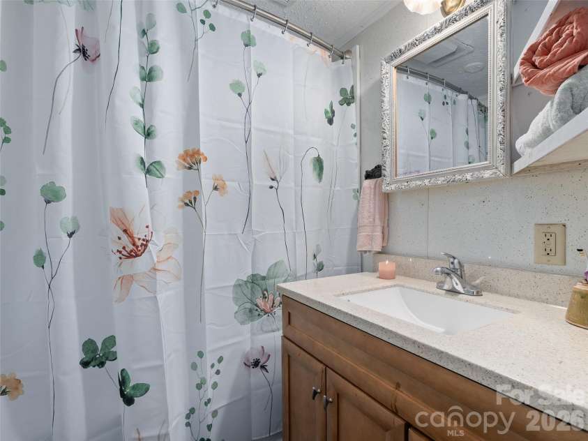 15 Craig Circle, Asheville, NC 28805.  MLS# CAR4395513, YatesRealty ID 34050. 